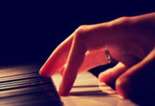 开云体育中国-体育场顶棚的钢架在聚光灯下泛着冷光。更衣室白板上潦草画着三道血痕般的红叉，下方压着《星体育》头版客胜赔率1.35！死亡小组已成定局？队长洛佩斯用绷带缠紧肿胀的脚踝，更衣室弥漫着医用喷雾的辛辣气息——这是埃尔查理斯赛前48小时的常态。