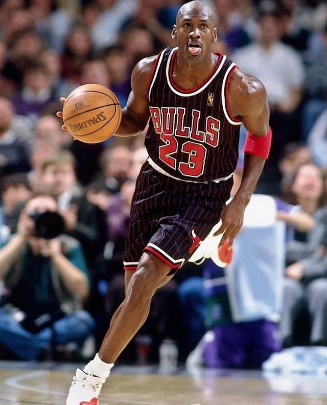 篮球明星发布新书，揭秘职业生涯内幕，引发热议的简单介绍