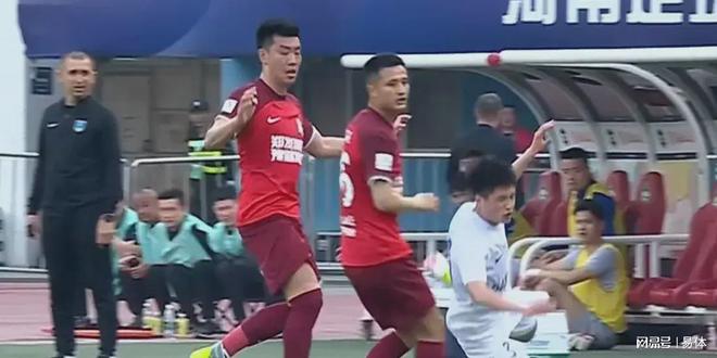 包含重庆斯威反击能力受质疑，主教练面临压力的词条