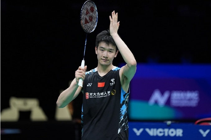 法兰克福球员努力拼搏，力争取得关键三分的简单介绍