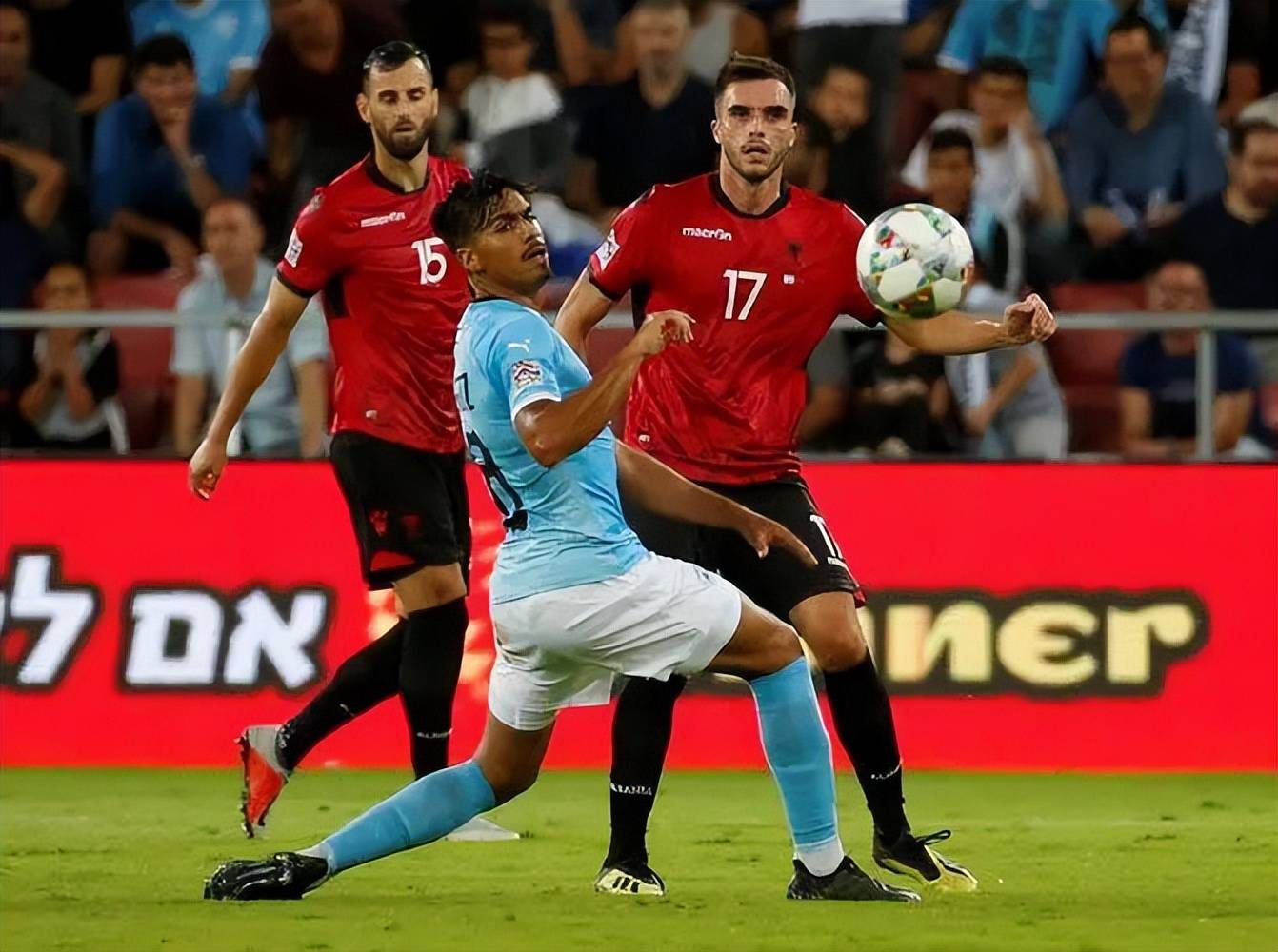 足球场上欧国联赛的强队和弱队展现出截然不同的状态的简单介绍