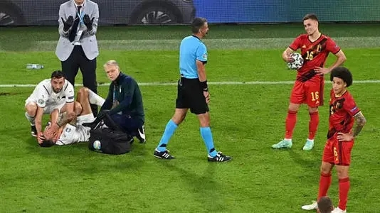 激烈比拼中球员身心俱疲，拼尽全力