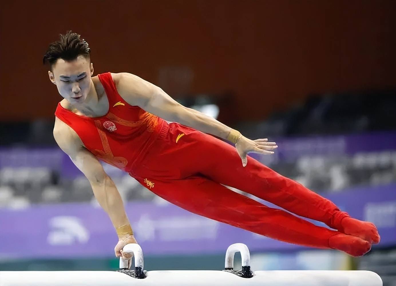 体操选拔赛决战，选手技艺精湛