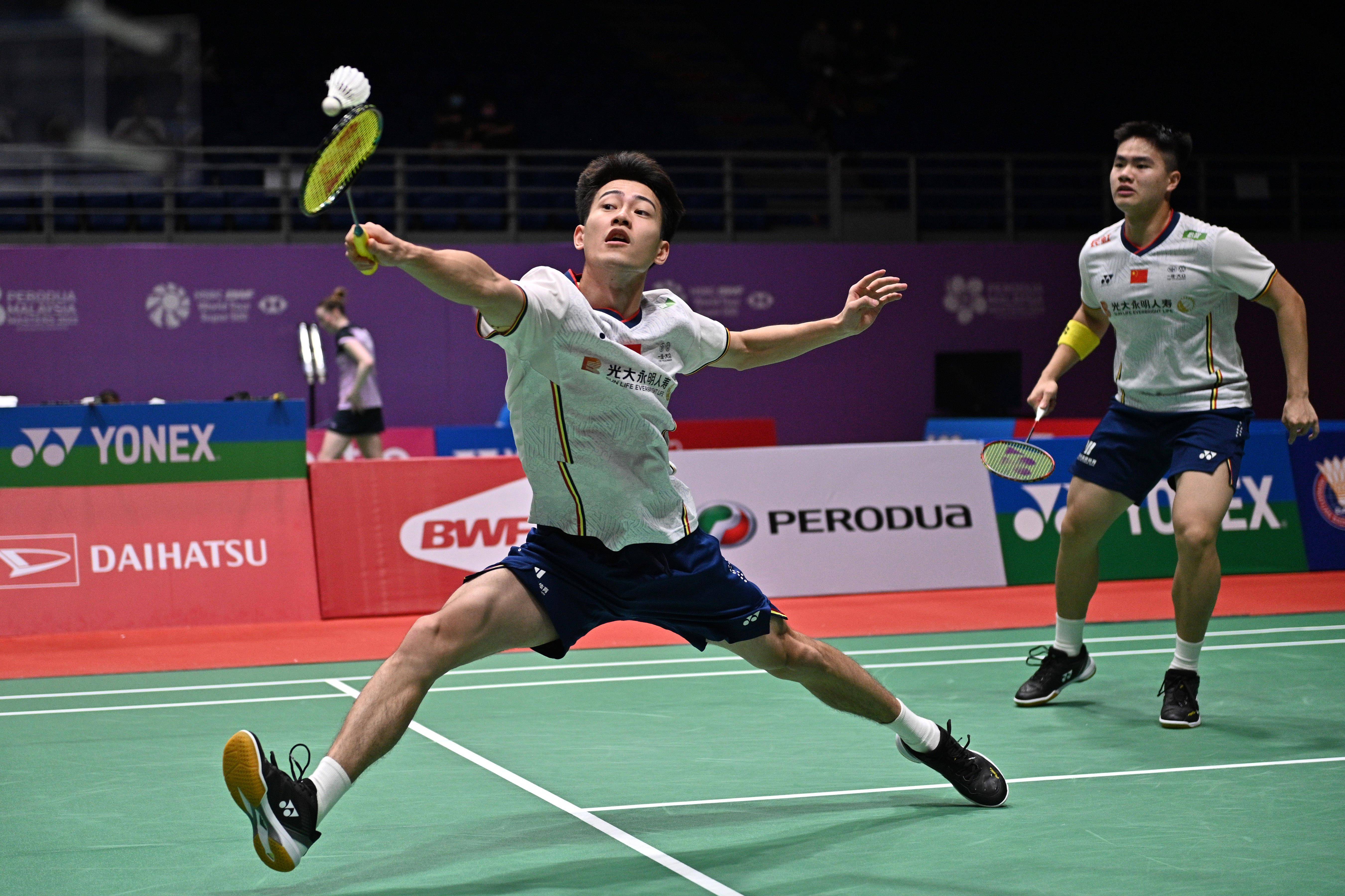 羽毛球选手在单打比赛中获胜