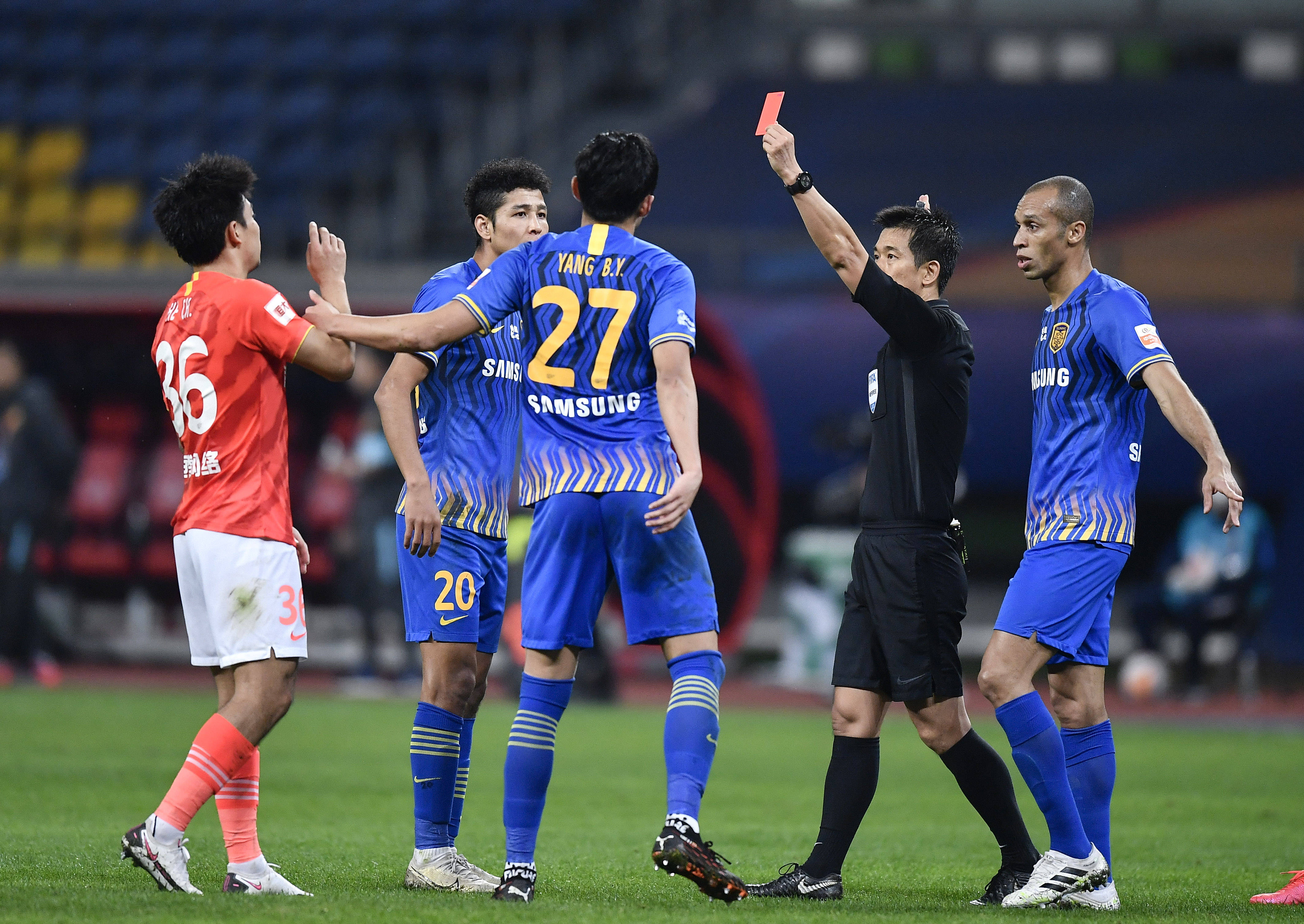 红蓝军团激烈争夺国内联赛冠军