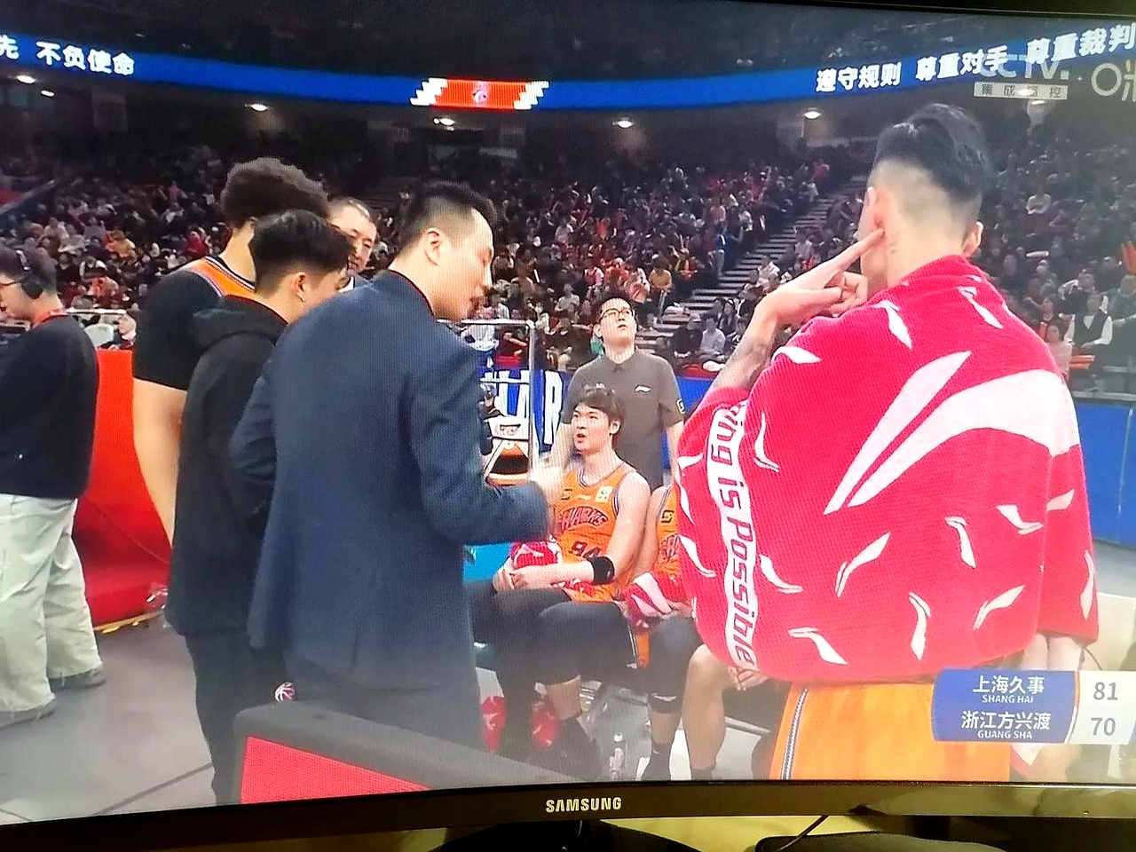 球队老板现场观赛力挺球员，亲自激励士气