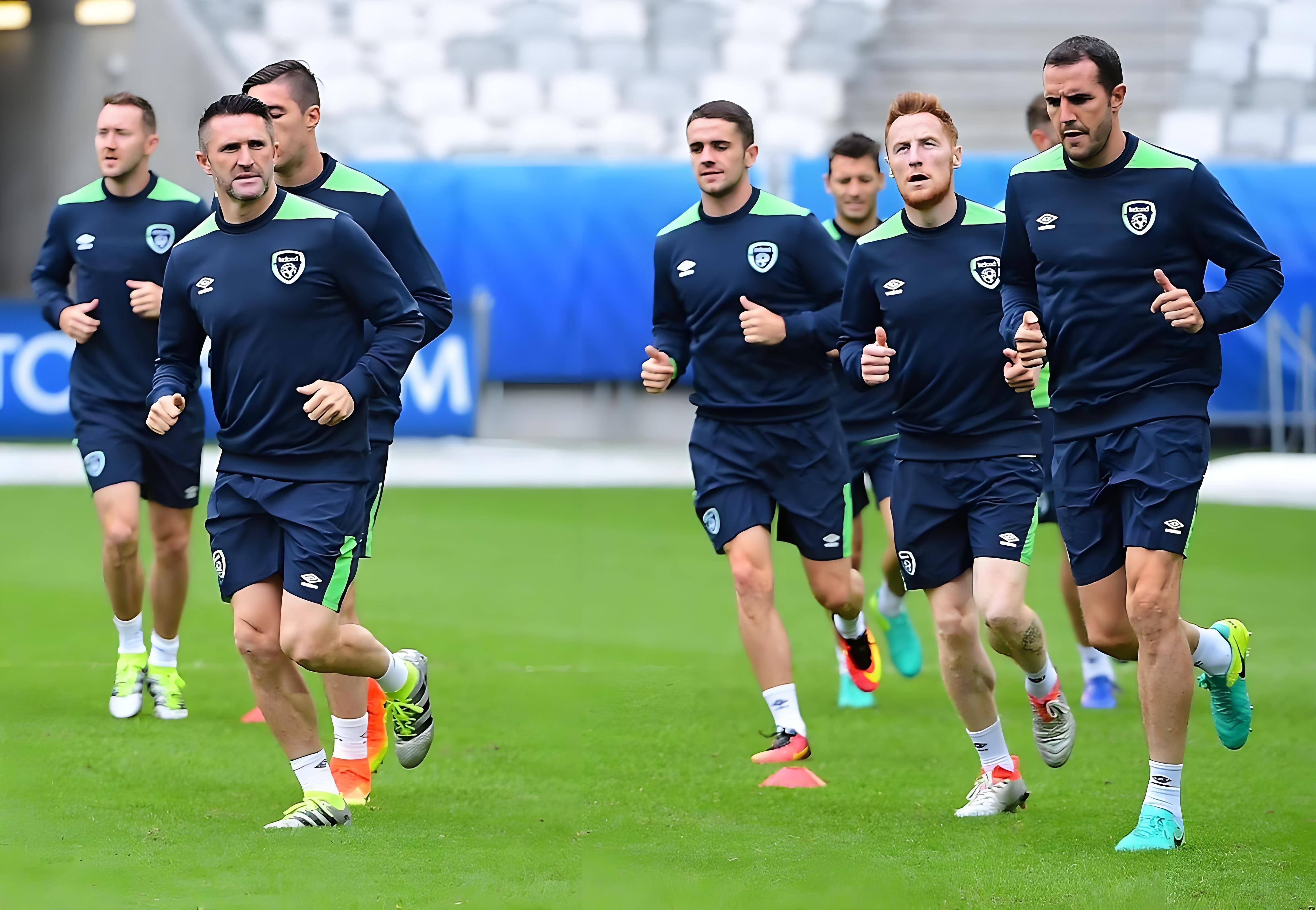 关于荷兰队士气高涨，备战欧洲杯预选赛积极训练的信息