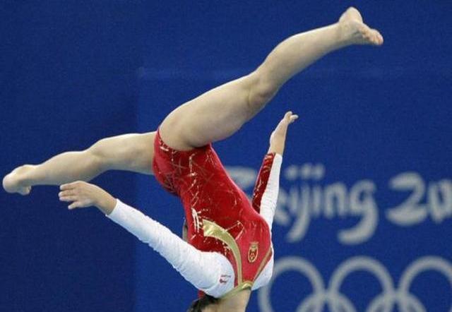 体操选手飞身旋转，屡屡惊艳观众