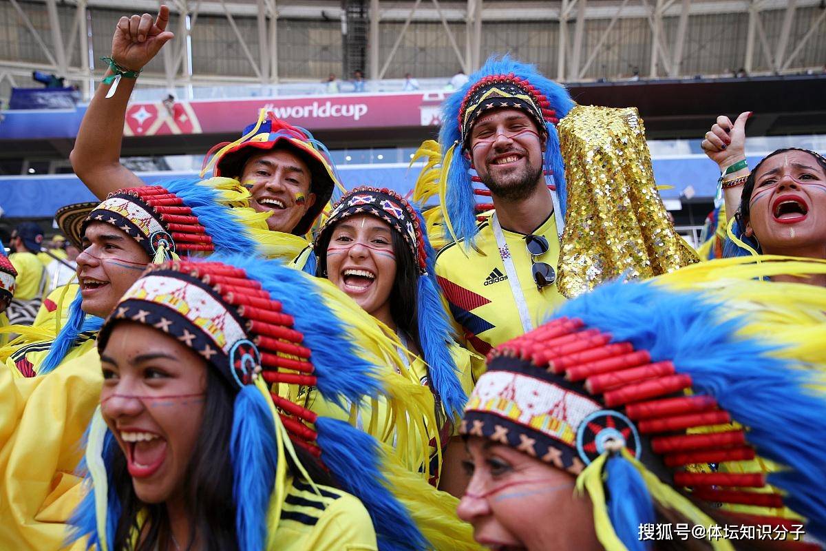 巴西足球赛场上踢出火花，观众赞叹