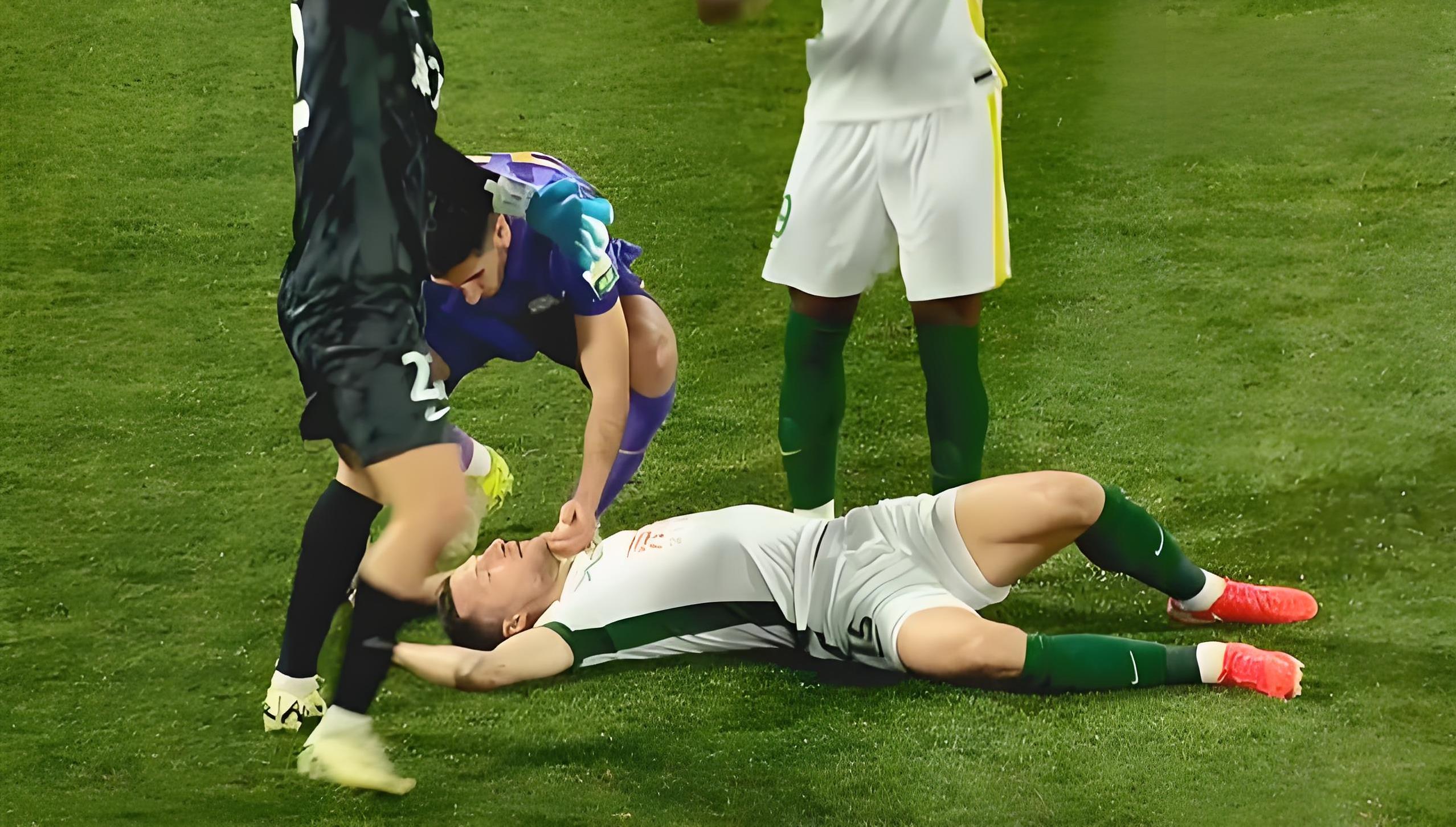 重要比赛场面激烈角逐，球员们团结协作抢先一步