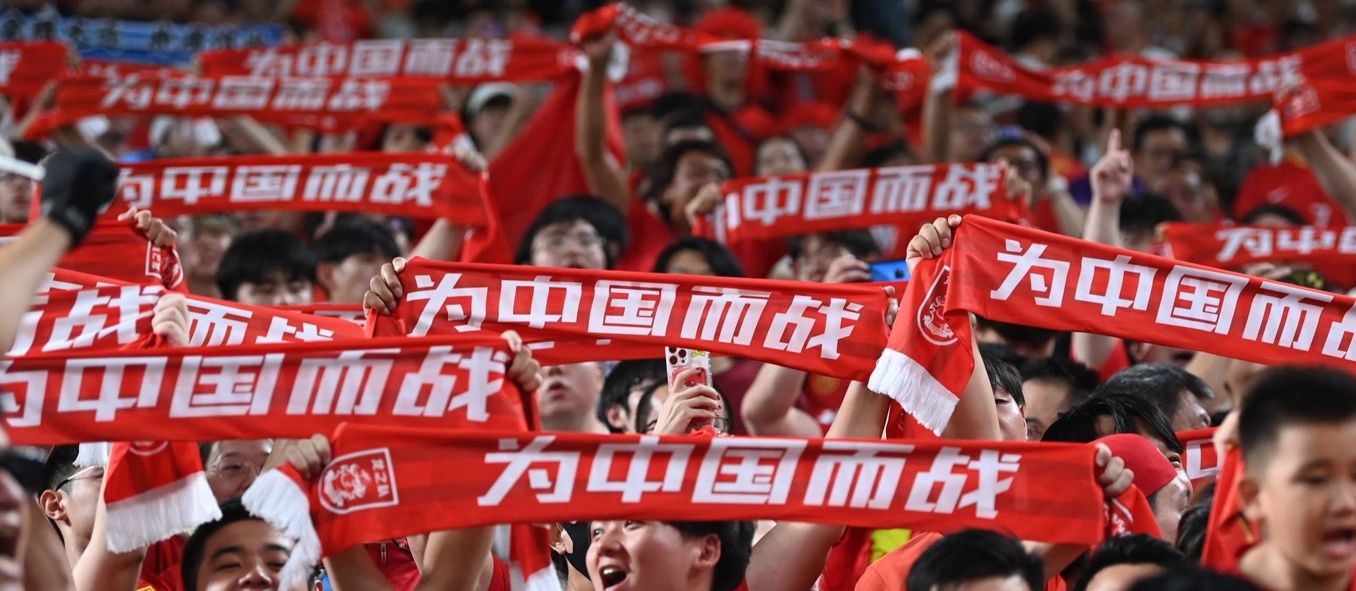 重要比赛场面激烈角逐，球员们团结协作抢先一步