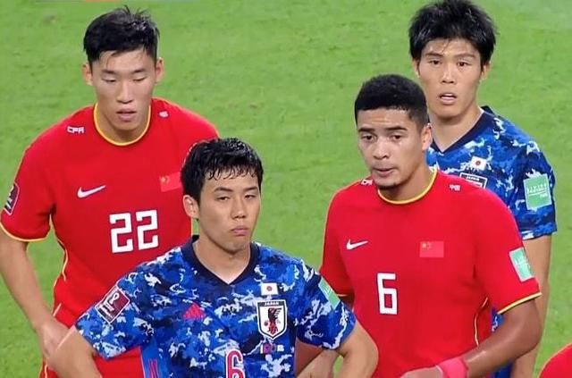 亚洲足球巅峰赛场上发生激烈对决