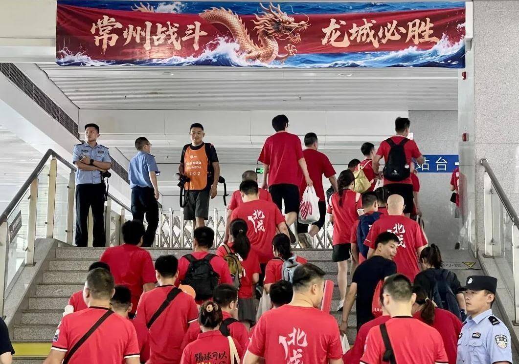 热血球迷同心协力，助力主队夺冠