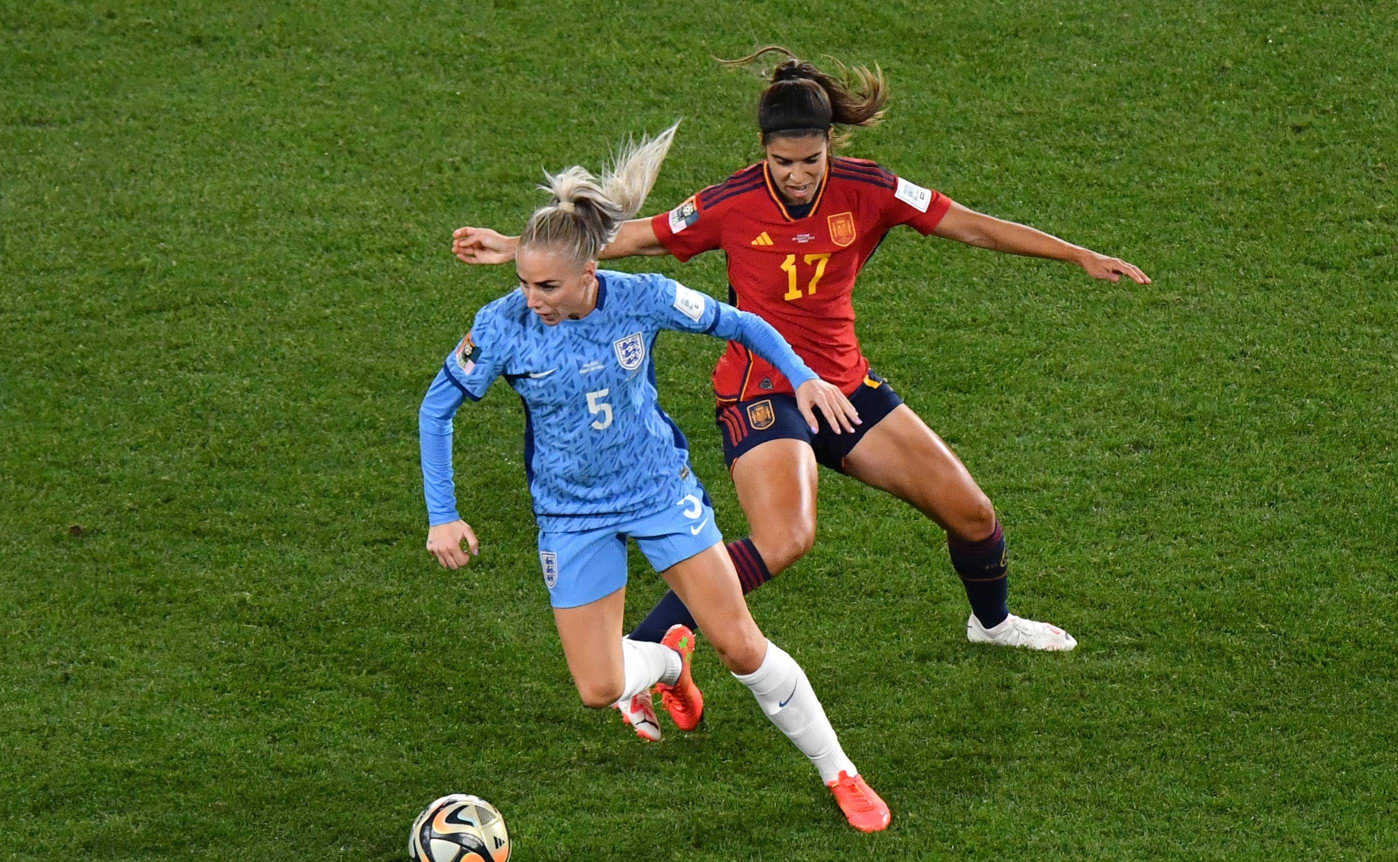 关于女足足球运动员技艺精湛，为球迷呈现独特风采的信息