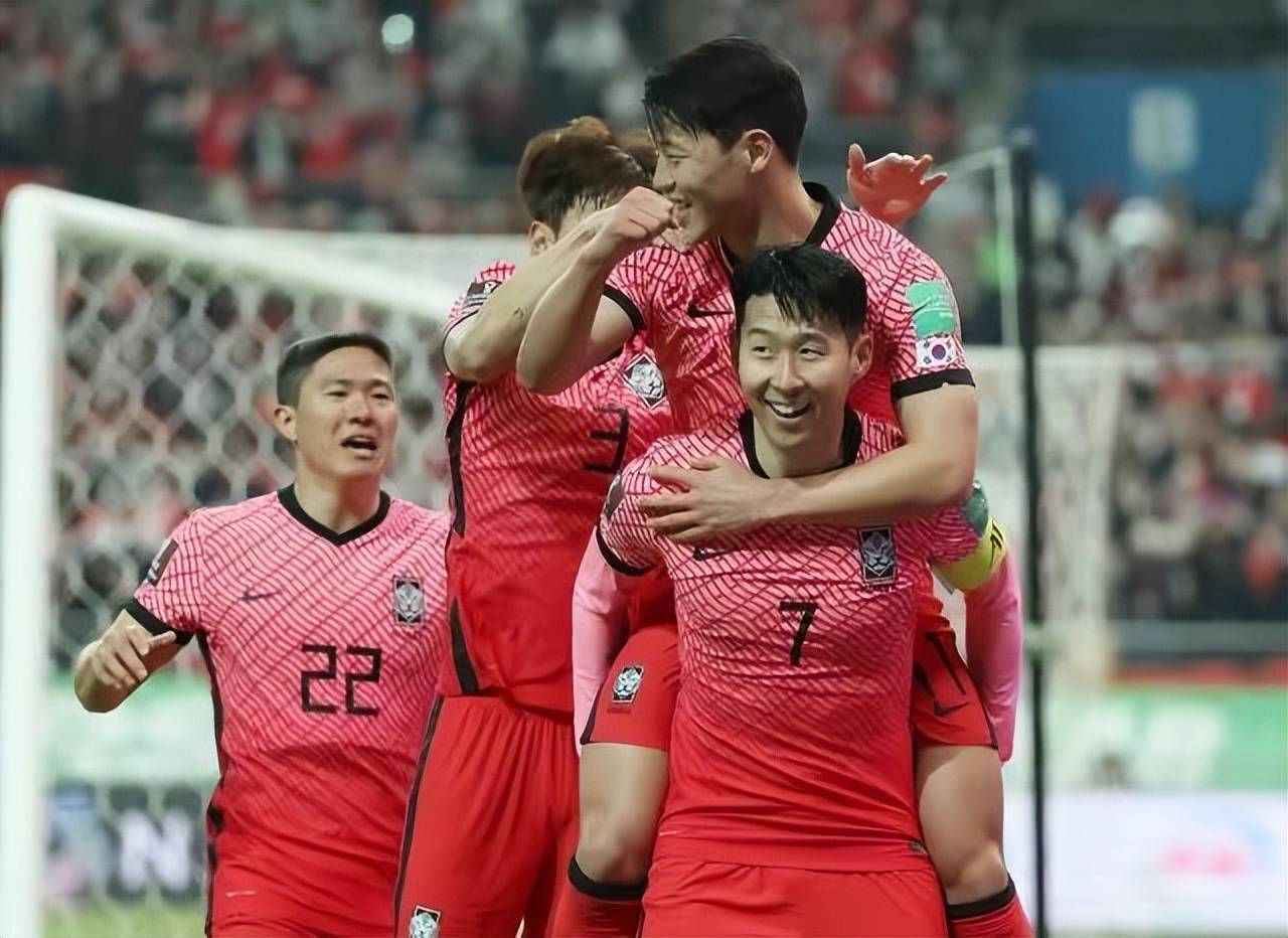 国内职业足球比赛场上掀起高潮，球队实力对决