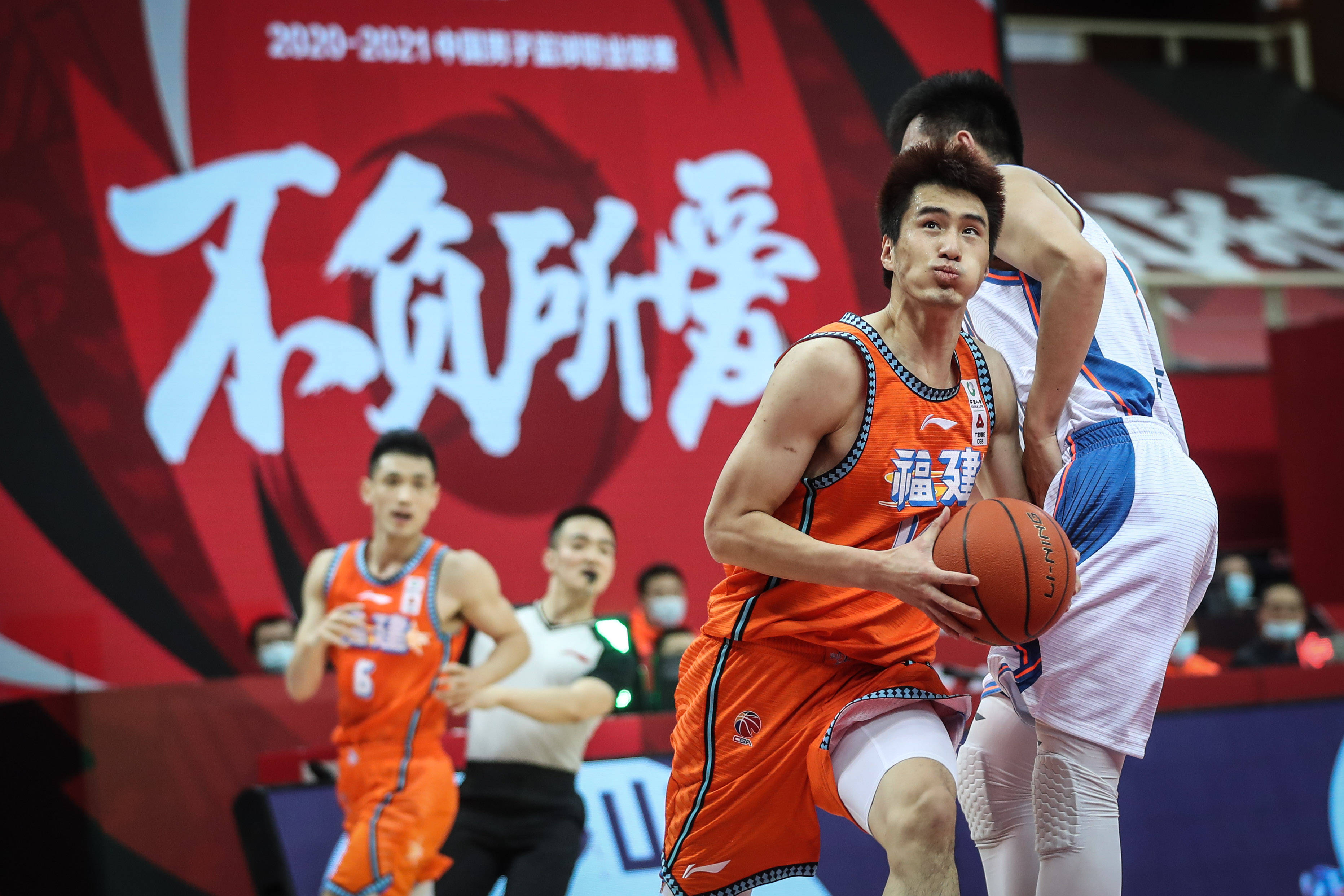 比赛现场情绪高涨，球员斗志昂扬