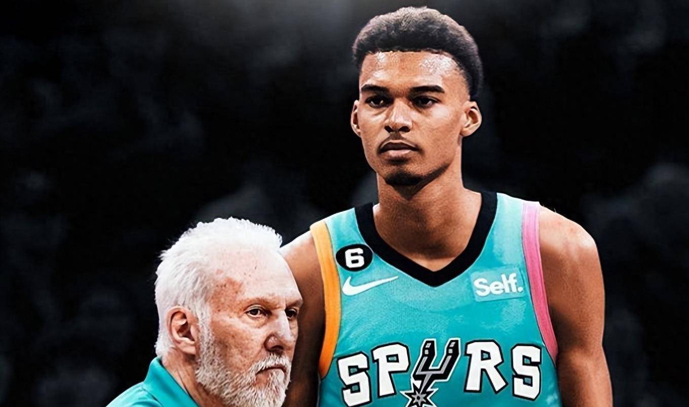 马刺队主场大胜，球迷现场高呼口号