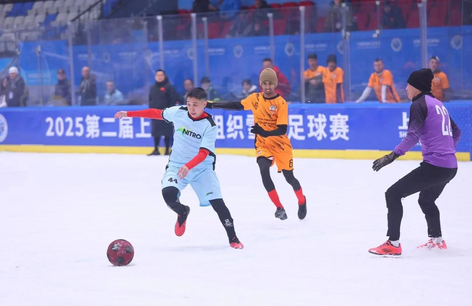 国内足球联赛激情四射，球迷热情高涨