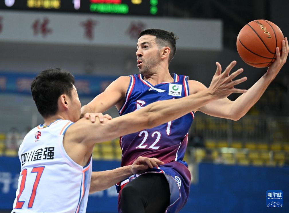 包含东亚国家在篮球比赛中展现出卓越实力，成为强队之一的词条