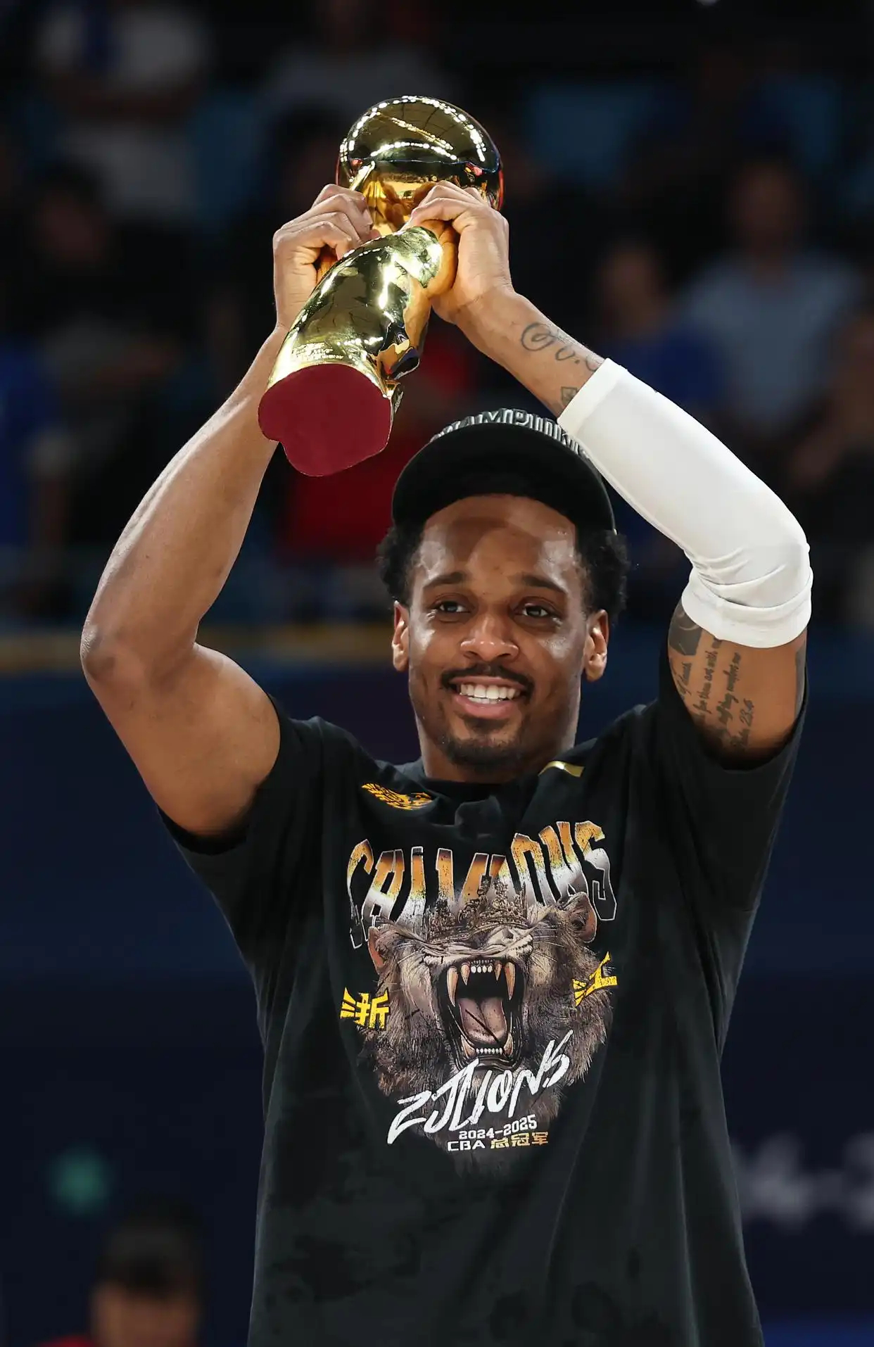 球员在最新篮球赛事中赢得满堂掌声