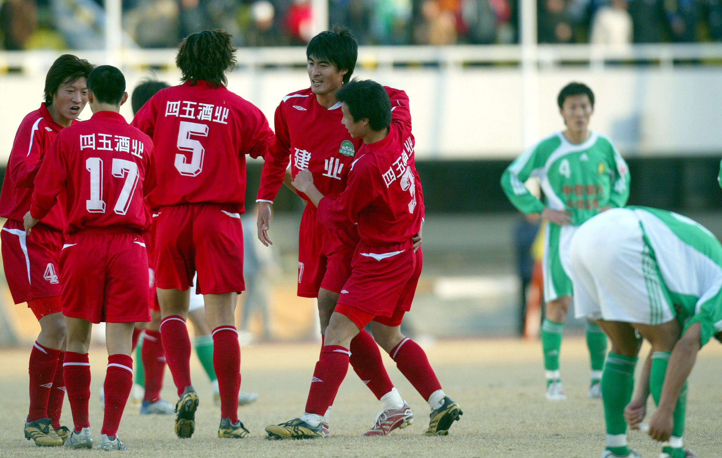 大连人客场胜河南嵩总，稳定排名第二位