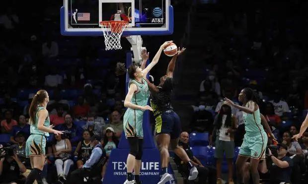 比赛中球队实力碰撞产生火花