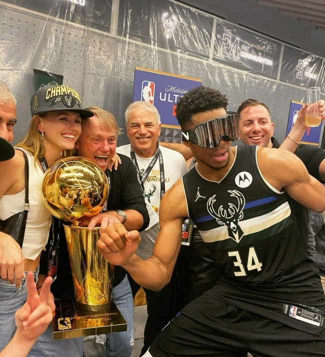 雄鹿队卫冕冠军成绩貌似雪中送炭