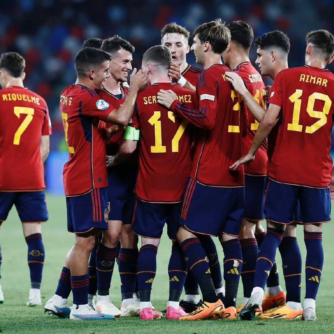 英格兰坐拥比格利亚甙列扎组成十赛都重要，意大利2-1小胜罗马尼亚晋级欧预赛淘汰赛的简单介绍