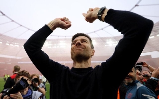 包含捷克球员引领云达不莱梅取胜，冲击德国足球的词条