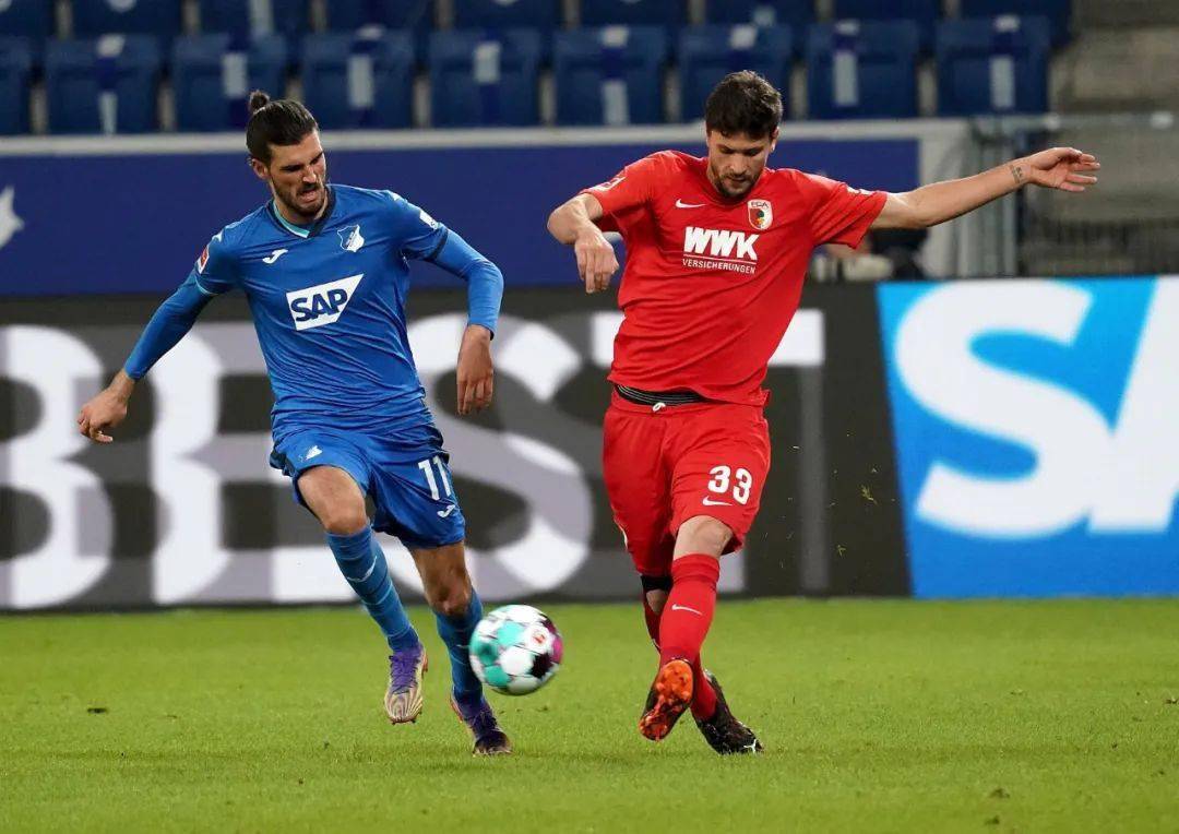 沙尔克惊险胜出队伍新气象赛季展望曙光