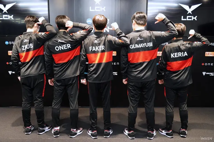 包含PSG横扫EDG，Keria操刀奇招英雄翻盘焦点之战半决赛，成为赛场最大亮点的词条