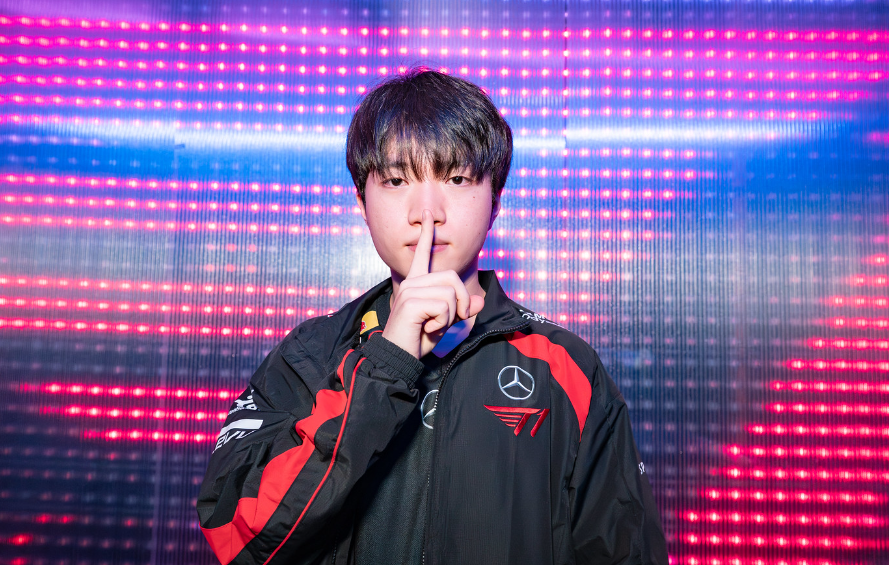 G2横扫T1，Keria团战一打五峡谷大战四强赛，让粉丝疯狂欢呼