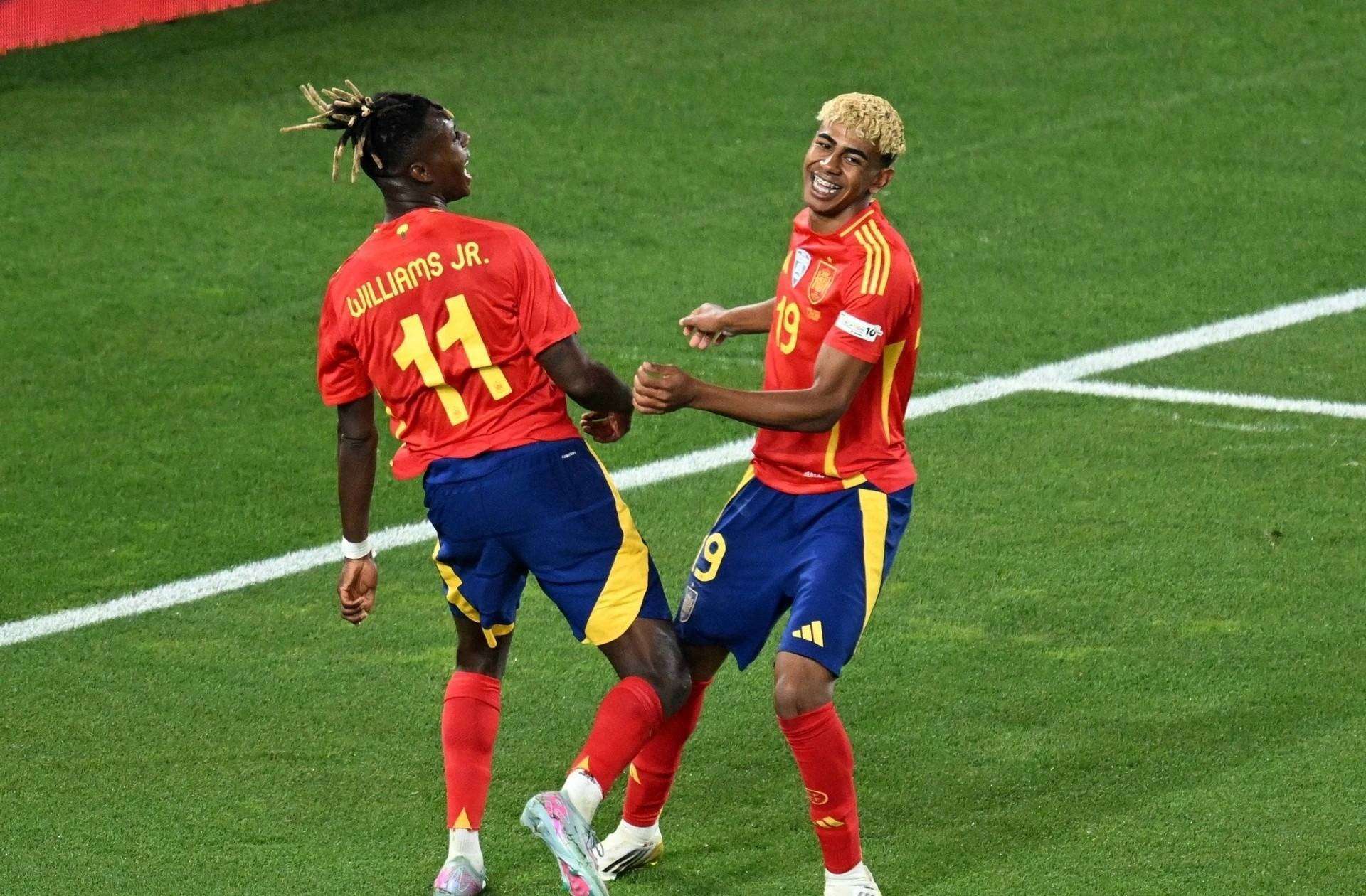 西班牙队在面对瑞典时轻松获胜，积分领先