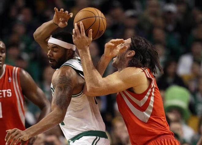 关于灰熊队逆转战胜鹈鹕队，结束四连败的信息