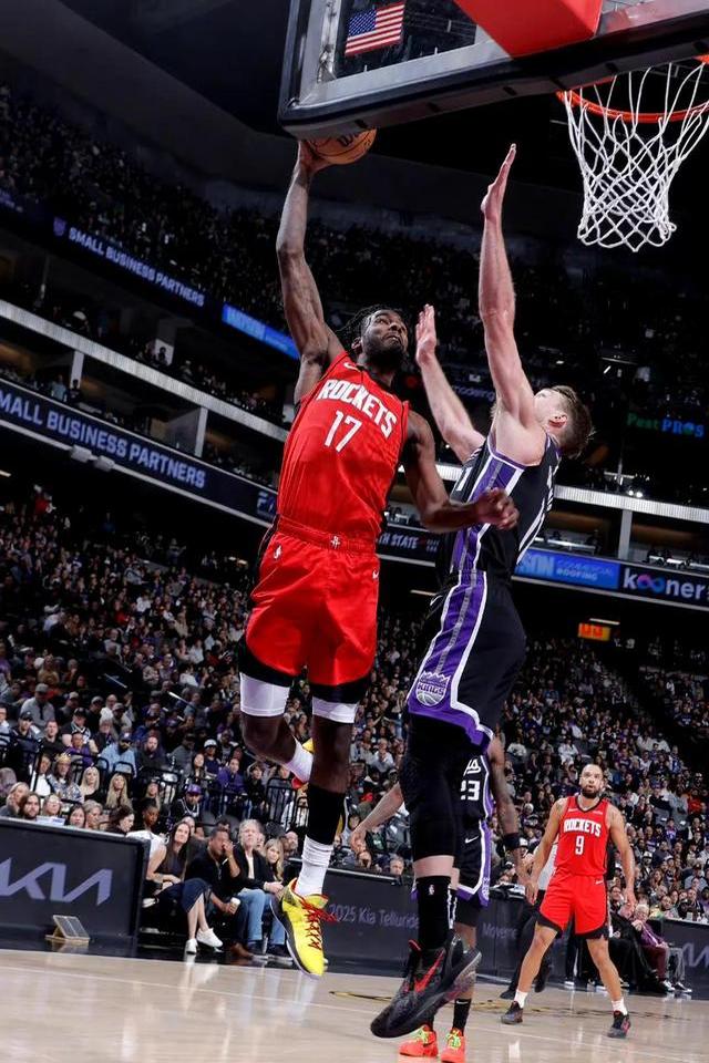 开拓者不敌马刺，利拉德孤军奋战无力回天