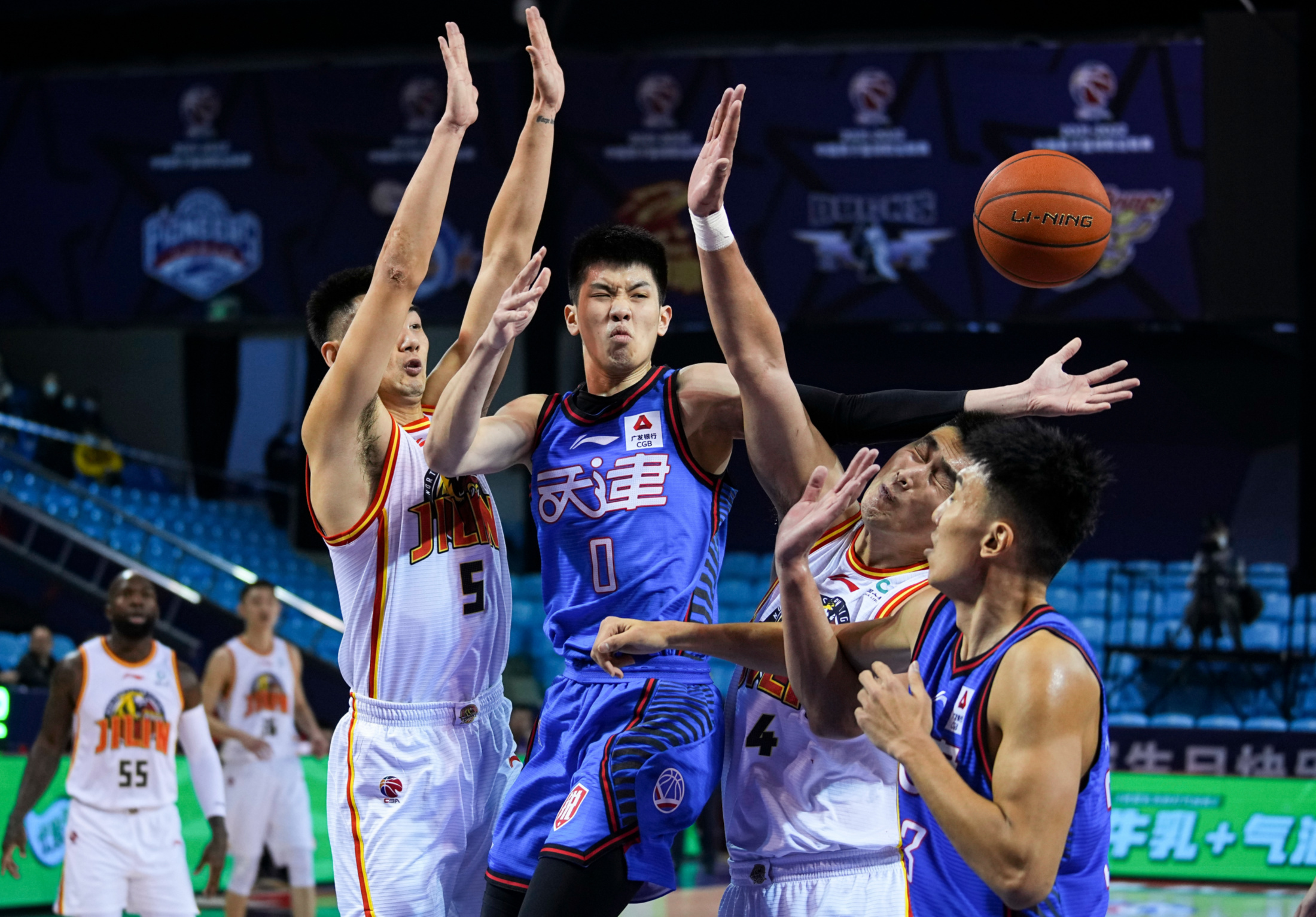 青岛队力克吉林队，布克关键制胜的简单介绍