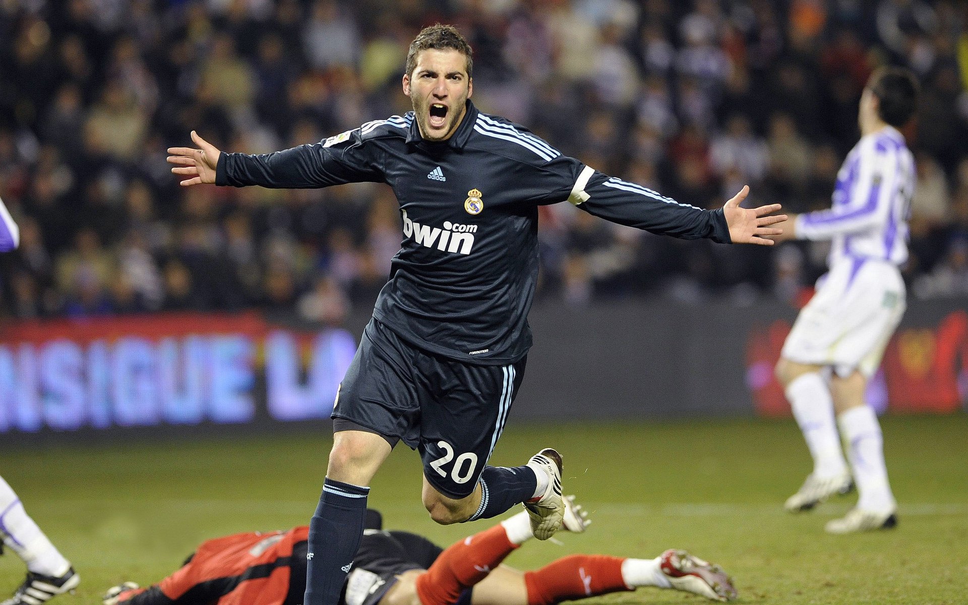 草皮上的撒哈拉，北非风暴撕裂药厂防线，孙兴慜带队演绎逆境凯旋